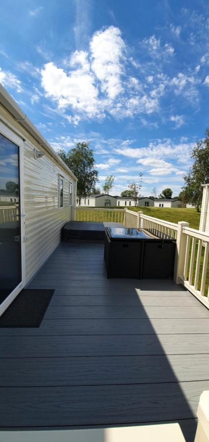 Rj Luxury Caravan Hire With Hot Tub Tattershall