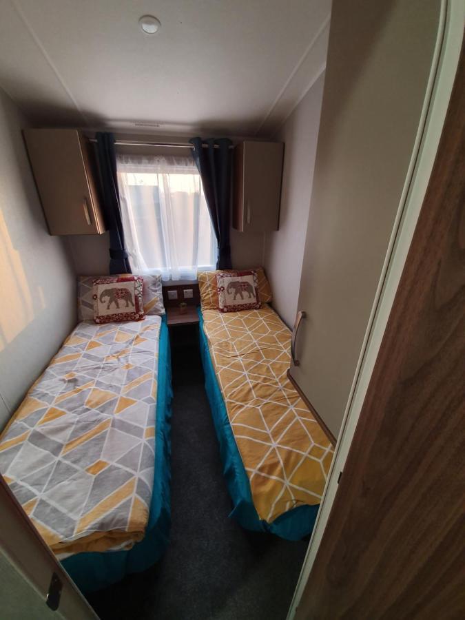 Rj Luxury Caravan Hire With Hot Tub Tattershall